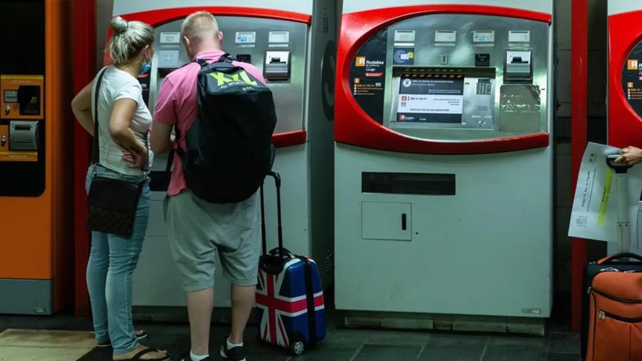 Una pareja de turistas brit&aacute;nicos en la estaci&oacute;n de Renfe de Plaza Catalu&ntilde;a en Barcelona. EFE/Enric Fontcuberta/Archivo