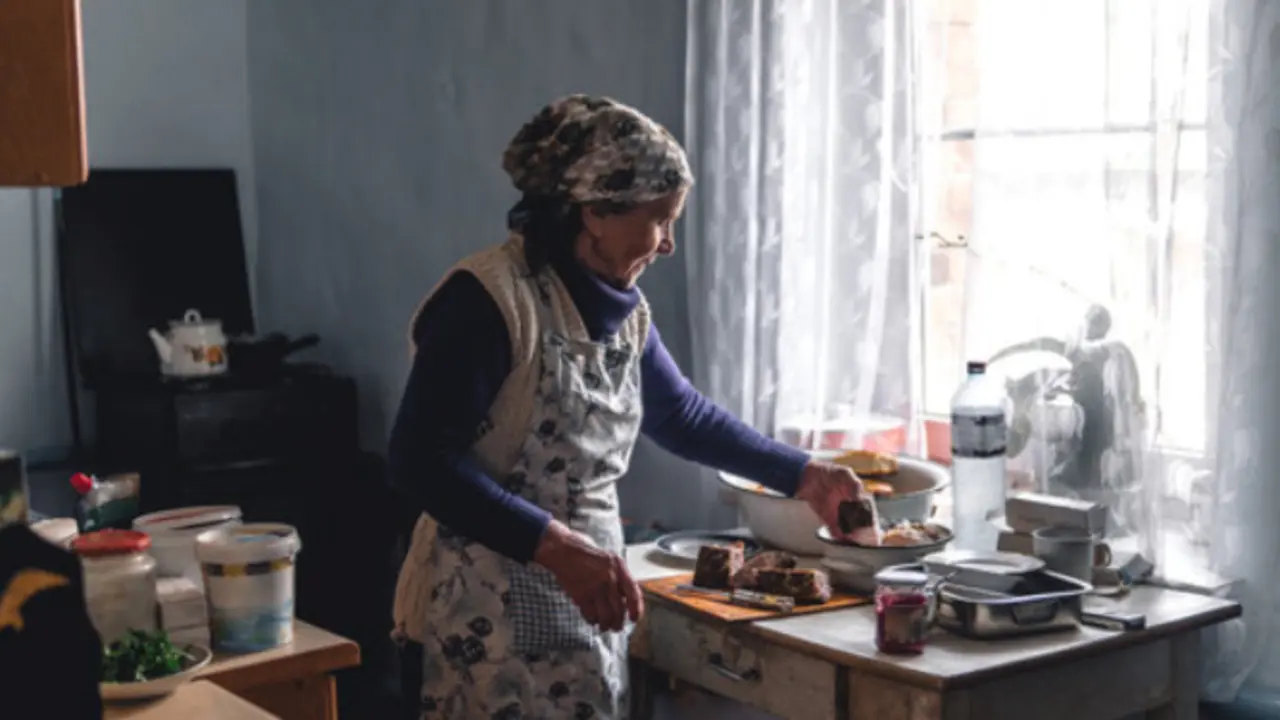 mujer cocinando pobreza