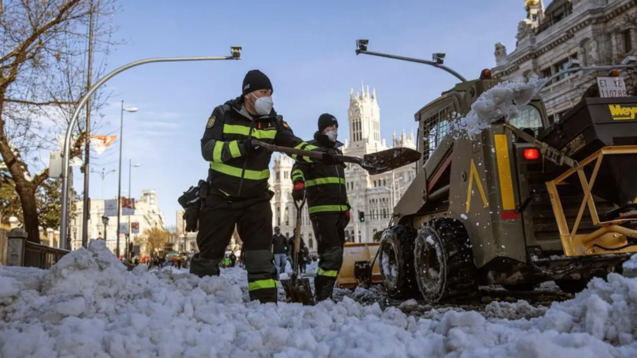 Efectivos de la Unidad Militar de Emergencias UME, despejan de nieve el entorno de la Plaza de Cibeles en Madrid, este domingo. A partir de esta madrugada se espera la llegada de una ola de fr&iacute;o, con un acusado descenso de las temperaturas a partir del lunes, con temperaturas inferiores a 10 grados bajo cero en zonas de monta&ntilde;a y &aacute;reas llanas nevadas, afectando a puntos donde esta circunstancia es muy poco frecuente, seg&uacute;n la Aemet.-EFE/Rodrigo Jim&eacute;nez