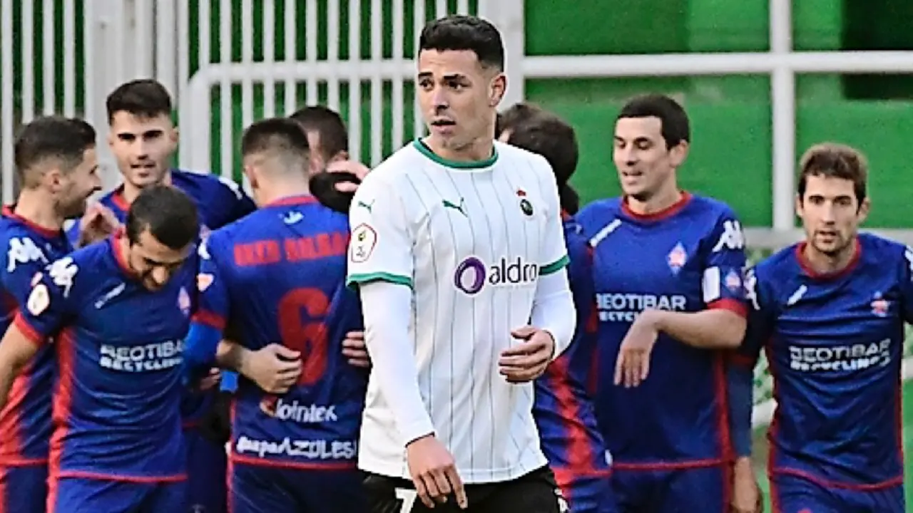 &Aacute;lvaro Bustos, ayer carrilero, se dirige al centro del campo tras el gol del Amorebieta. / hardy