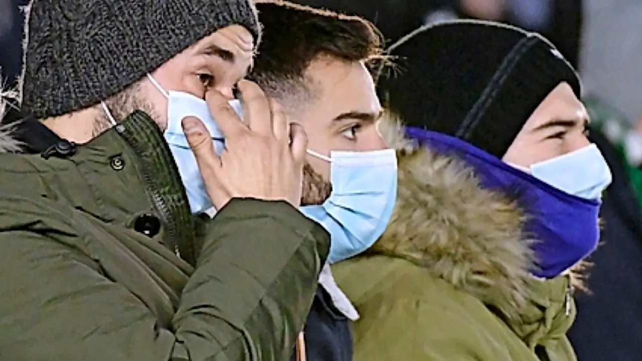 Tres de los 2.612 aficionados que ayer acudieron a vivir en directo el partido. / hardy