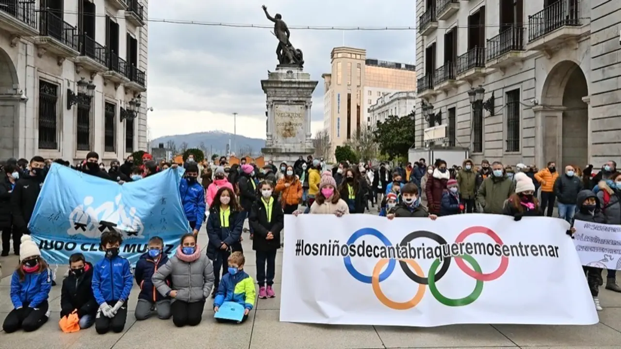 J&oacute;venes deportistas, entrenadores, padres y madres se concentraron ayer en la Plaza Porticada de Santander. / hardy