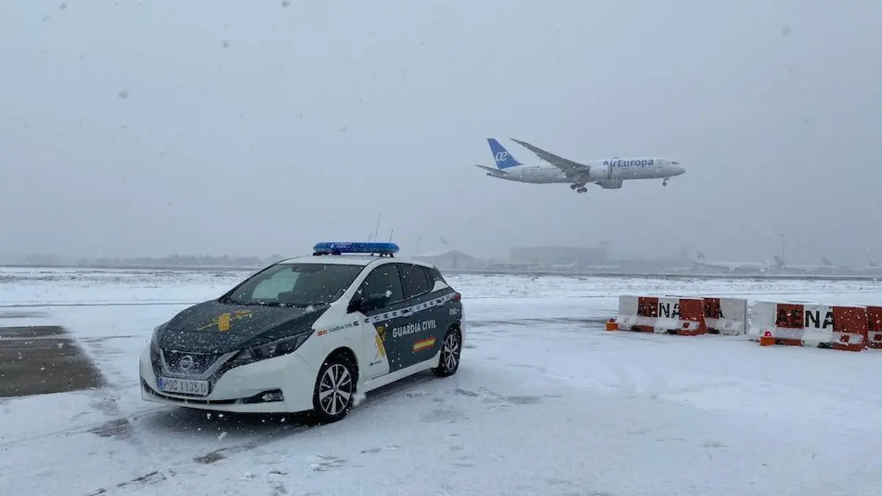 Un coche de la Guardia Civil en el Aeropuerto de Adolfo Su&aacute;rez Madrid-Barajas.