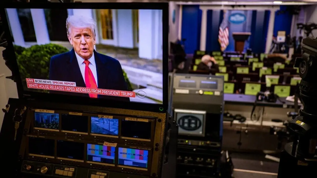 El Presidente Trump en un monitor de noticias en la sala de reuniones de la Casa Blanca el mi&eacute;rcoles, donde estaba reproduciendo un video que subi&oacute; a Twitter dirigi&eacute;ndose a la gente en el Capitolio.