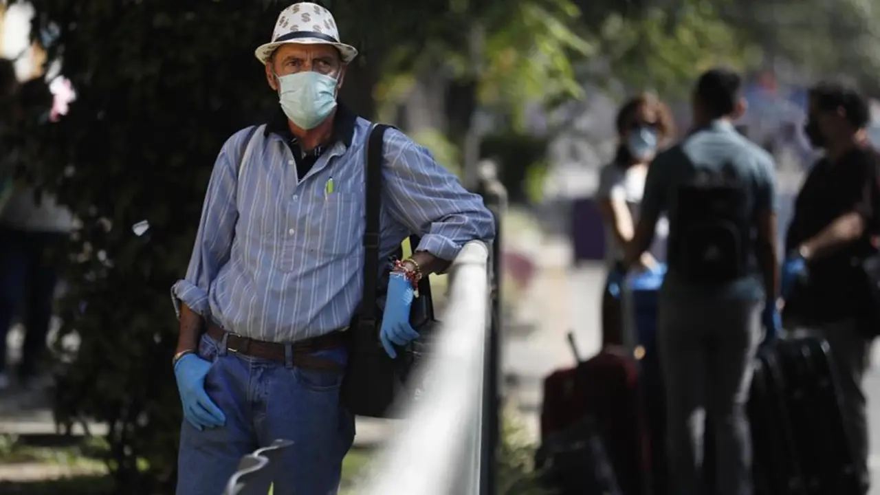 Asegura que el coronavirus fue "creado por las &eacute;lites criminales que dominan el mundo", la Sala Superior Penal de Apelaciones de Chincha y Pisco se hizo eco de una de las tantas teor&iacute;as conspirativas que brotaron el a&ntilde;o pasado a ra&iacute;z de la pandemia. EFE/Paolo Aguilar/Archivo
