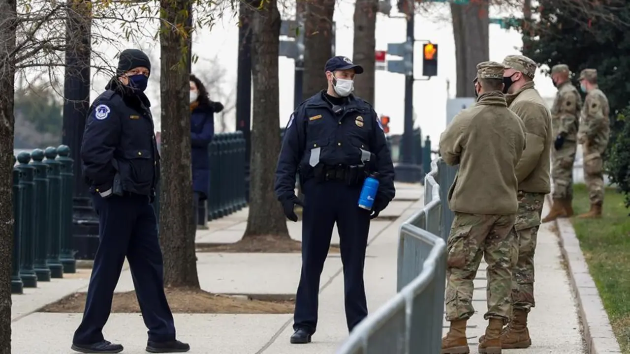 Oficiales de la polic&iacute;a del Capitolio de EE.UU. hablan con soldados de la Guardia Nacional en el Capitolio de EE.UU. en Washington, DC, EE.UU., 11 de enero de 2021. La Presidenta de la C&aacute;mara de Representantes, Nancy Pelosi, planea introducir art&iacute;culos de destituci&oacute;n contra el Presidente de los Estados Unidos Donald J. Trump por incitaci&oacute;n a la insurrecci&oacute;n tras el ataque al Capitolio de los Estados Unidos el 6 de enero, mientras los legisladores trabajaban para certificar a Joe Biden como el pr&oacute;ximo Presidente de los Estados Unidos. (Atentado, Estados Unidos) EFE/EPA/SHAWN THEW

Traducci&oacute;n realizada con la versi&oacute;n gratuita del traductor www.DeepL.com/Translator