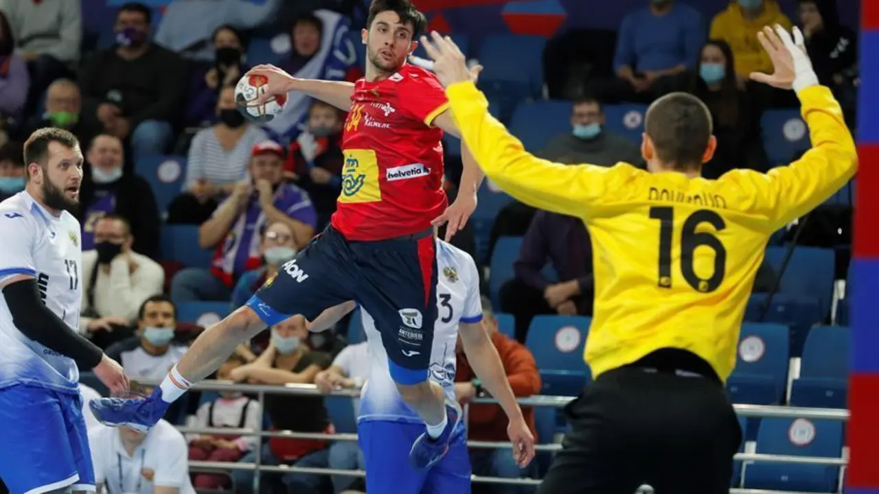Adria Mart&iacute;nez Bages (C) de Espa&ntilde;a en acci&oacute;n con Alexander Kotov (L) y el guardameta Dmitry Pavlenko (R) de Rusia durante el partido de balonmano del Torneo de Navidad entre Rusia y Espa&ntilde;a en Mosc&uacute;, Rusia, 08 de enero de 2021. (Balonmano, Rusia, Espa&ntilde;a, Mosc&uacute;) EFE/EPA/SERGEI ILNITSKY