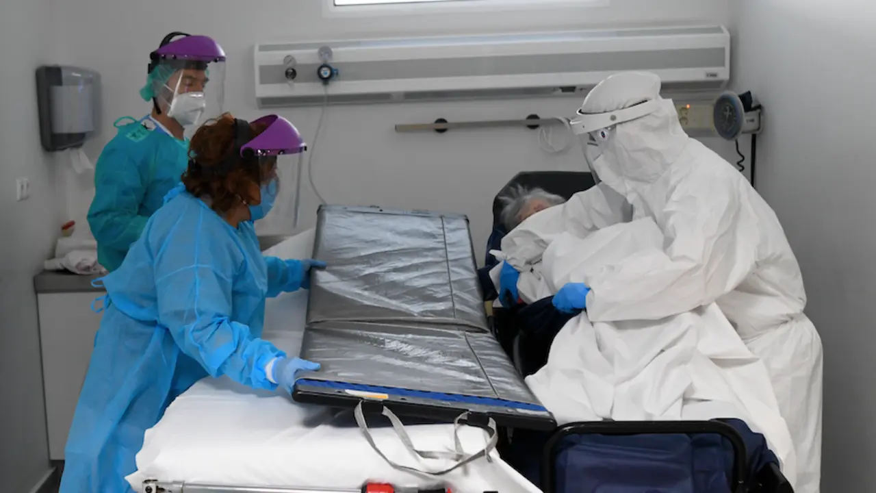 Sanitarios en la UCI del Hospital Marqu&eacute;s de Valdecilla. / Hardy