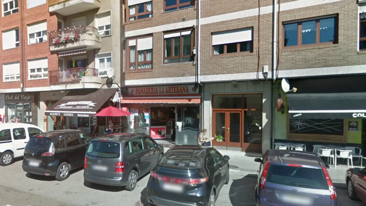 Comercios en la Av. Luis de la Concha de Renedo de Pi&eacute;lagos.