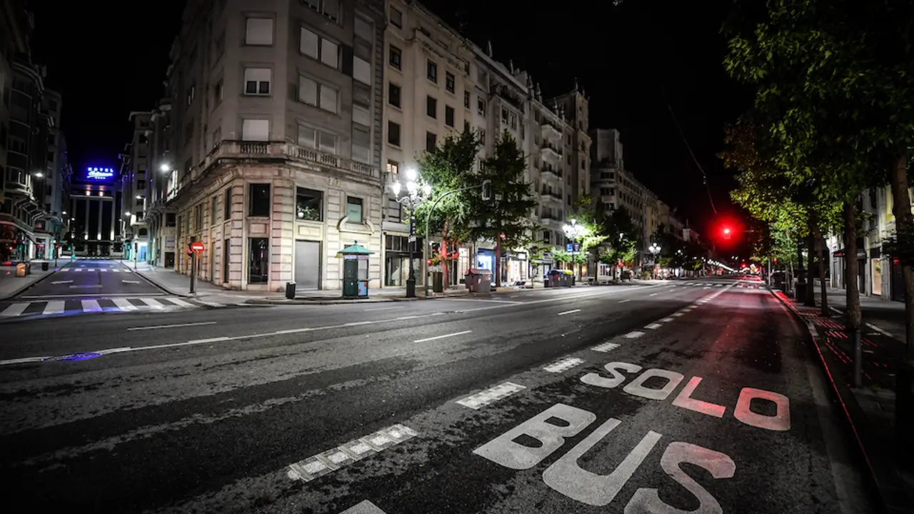 Calle vac&iacute;a durante el toque de queda impuesto por el gobierno c&aacute;ntabro.