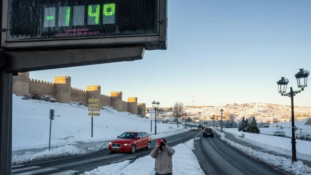 Un hombre toma un fotograf&iacute;a con su m&oacute;vil de un term&oacute;metro que marca 14 grados bajo cero, este martes junto a la muralla de &Aacute;vila. EFE/ Ra&uacute;l Sanchidri&aacute;n