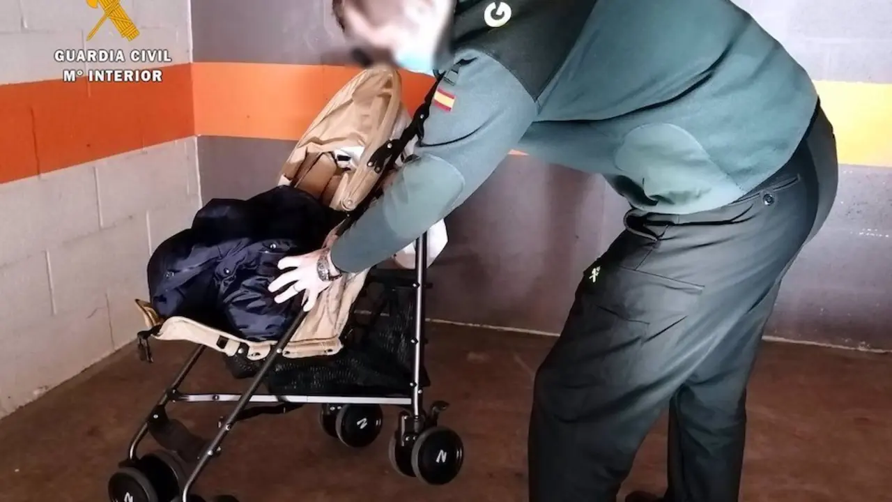 12/01/2021 Cuatro detenidos por robar en supermercados usando una sillita de beb&radic;&copy;.

La Guardia Civil de Cantabria ha detenido a cuatro personas de entre 30 y 41 a&radic;&plusmn;os y residentes en Santander, que formaban un grupo criminal dedicado a hurtos en supermercados de la regi&radic;&ge;n. Para sustraer los art&radic;&ne;culos, que vend&radic;&ne;an despu&radic;&copy;s en un establecimiento que regentaba uno de ellos, utilizaban el doble fondo de una silla de beb&radic;&copy;.

SOCIEDAD 
GUARDIA CIVIL
