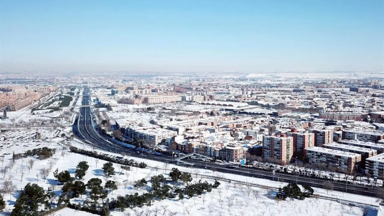 Vista de la carretera de Toledo a su paso por la localidad madrile&ntilde;a de Getafe, ya despejada de nieve, este lunes. Las distintas administraciones trabajan contra reloj para solventar los problemas causados este fin de semana por Filomena, que ha dejado carreteras cortadas, clases suspendidas y ciudades, como Madrid, con muchas calles a&uacute;n intransitables para el tr&aacute;fico, mientras la borrasca da sus &uacute;ltimos coletazos en el Levante y Baleares.