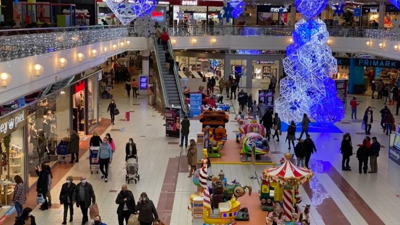 Varias personas en el Centro Comercial Vah&iacute;a Real en Camargo. / Hardy