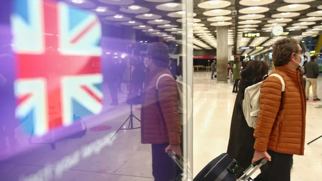 Viajeros en la zona de llegadas de la terminal T4 del Aeropuerto Adolfo Su&aacute;rez Madrid-Barajas, un d&iacute;a antes de la suspensi&oacute;n de los vuelos procedentes de Reino Unido, en Madrid (Espa&ntilde;a), a 21 de diciembre de 2020. El Gobierno ha decidido de manera conjunta con Portugal la suspensi&oacute;n de los vuelos de entrada procedentes del Reino Unido desde este martes, aunque s&iacute; permitir&aacute; la entrada de ciudadanos espa&ntilde;oles o residentes en Espa&ntilde;a. Tambi&eacute;n reforzar&aacute; el control fronterizo en Gibraltar, seg&uacute;n ha informado Moncloa.