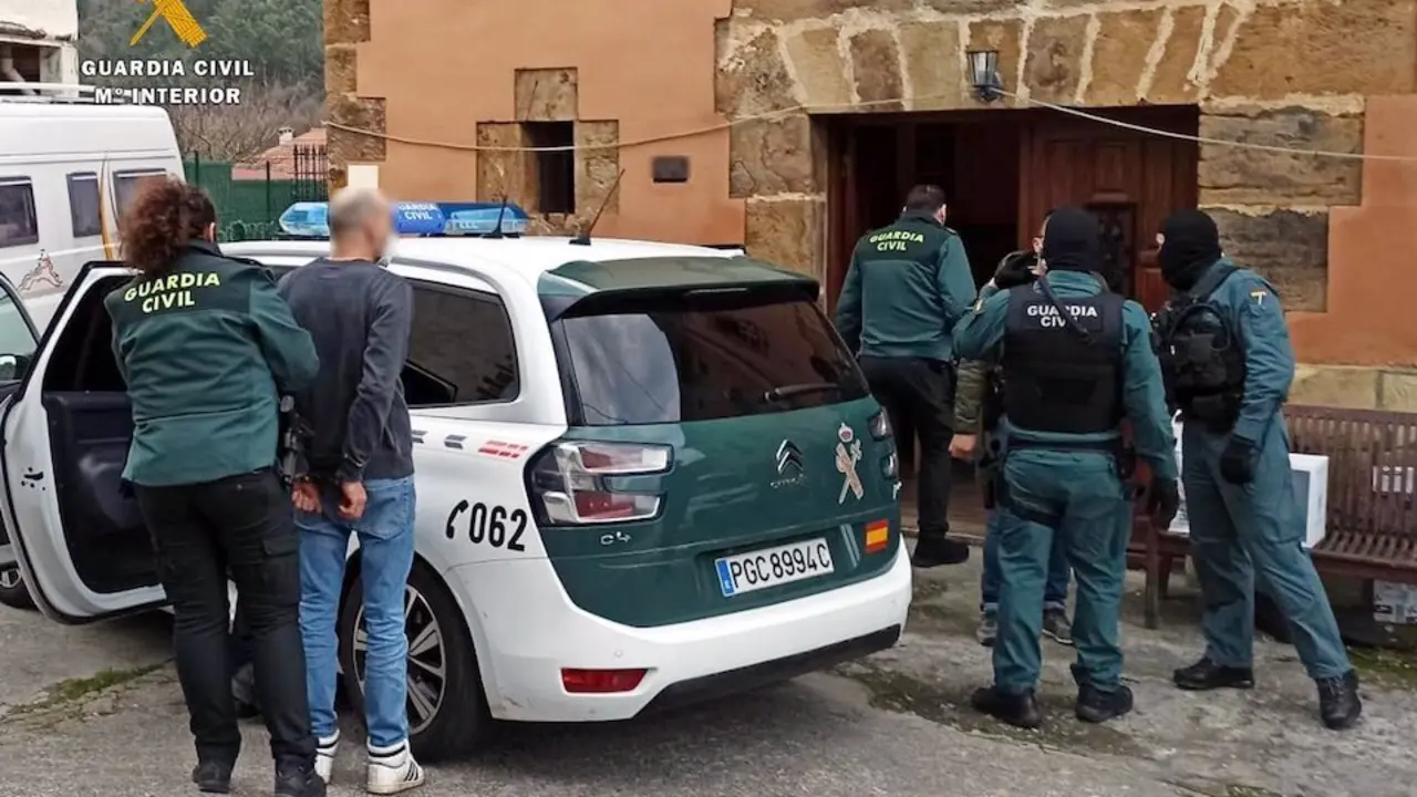 La Guardia Civil de Cantabria durante la detenci&oacute;n de los italianos en la casa donde estaba la plantaci&oacute;n de marihuana./ OPC