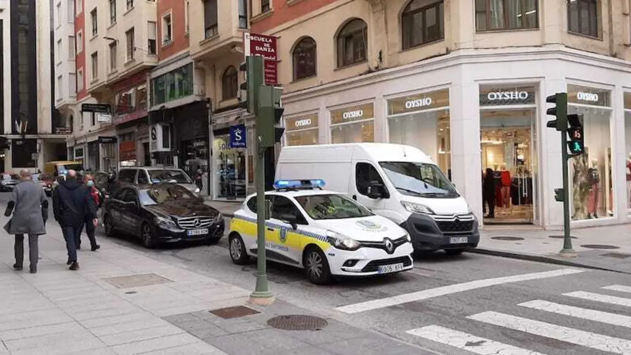 La Polic&iacute;a Local de Santander por el centro de Santander. / S.D.
