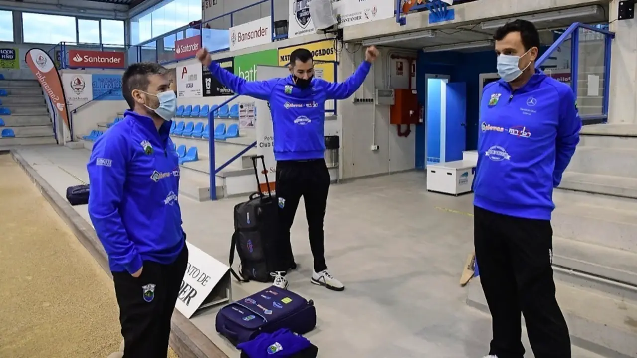 Rub&eacute;n Haya, V&iacute;ctor Gonz&aacute;lez y Eusebio Iturbe, momentos antes de comenzar a entrenar. / Hardy