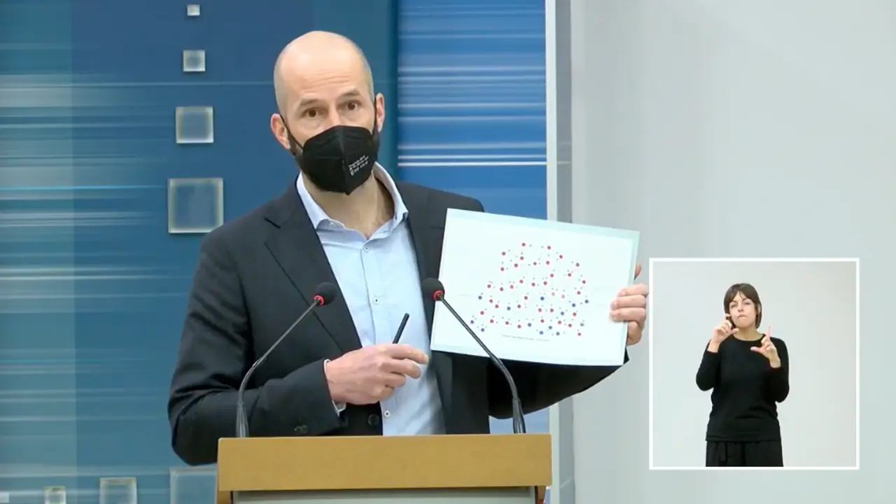 El nuevo director general de Salud P&uacute;blica, Reinhard Walmann durante la rueda de prensa.
