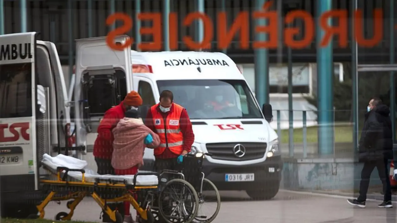 Dos t&eacute;cnicos de ambulancias trasladan a un paciente en el Hospital del Mar de Barcelona, el viernes. EFE/ Alejandro Garc&iacute;a