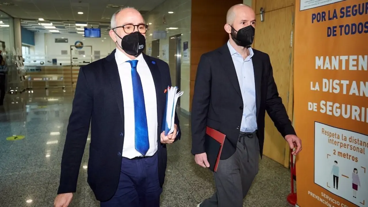 El consejero de Sanidad Miguel Rodr&iacute;guez y el director general de Salud P&uacute;blica, Reinhard Wallmann, respectivamente. / ALERTA