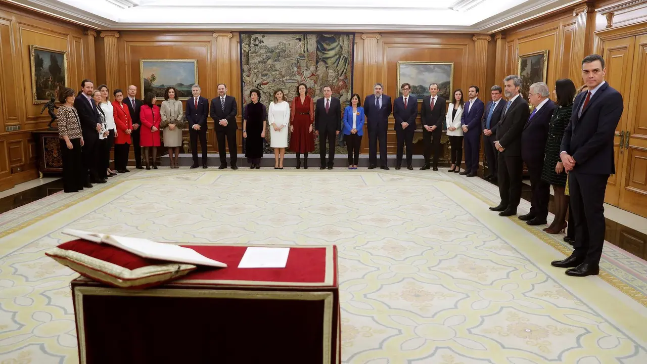 Los ministros del gobierno de coalici&oacute;n de PSOE y Undias Podemos durante el acto de jura del cargo de los ministros, en el Palacio de la Zarzuela de Madrid, a 13 de enero de 2020.