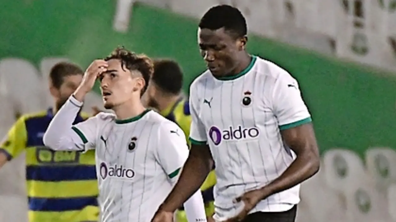 Soko, novedad ayer en el once, junto a Ceballos tras recibir un gol. / Hardy