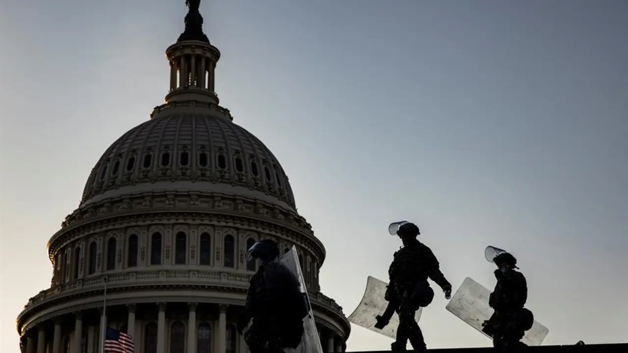 Soldados de la Guardia Nacional con escudos antidisturbios se dirigen al Centro de Visitantes del Capitolio despu&eacute;s de haber sido desplegados para asegurar los terrenos alrededor del edificio del Capitolio de los EE.UU. en Washington, DC, EE.UU., el 13 de enero de 2021. El Presidente de los Estados Unidos Donald J. Trump se ha convertido en el primer Presidente en ejercicio en ser destituido dos veces despu&eacute;s de que incitara a una multitud de sus partidarios a amotinarse en el Capitolio de los Estados Unidos en un intento de impedir que el Congreso certificara la victoria electoral de Biden. Al menos 20.000 soldados de la Guardia Nacional se desplegar&aacute;n en Washington a finales de la semana para ayudar a asegurar la zona del Capitolio antes de que se produzcan m&aacute;s disturbios potencialmente violentos en los d&iacute;as previos a la inauguraci&oacute;n del Presidente electo de los EE.UU. Joe Biden. (Estados Unidos) EFE/EPA/SAMUEL CORUM

Traducci&oacute;n realizada con la versi&oacute;n gratuita del traductor www.DeepL.com/Translator