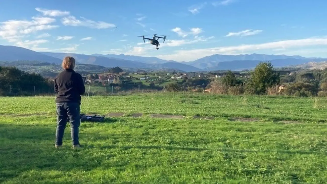 La investigadora Viola Bruschi maneja un dron - IIIPC
