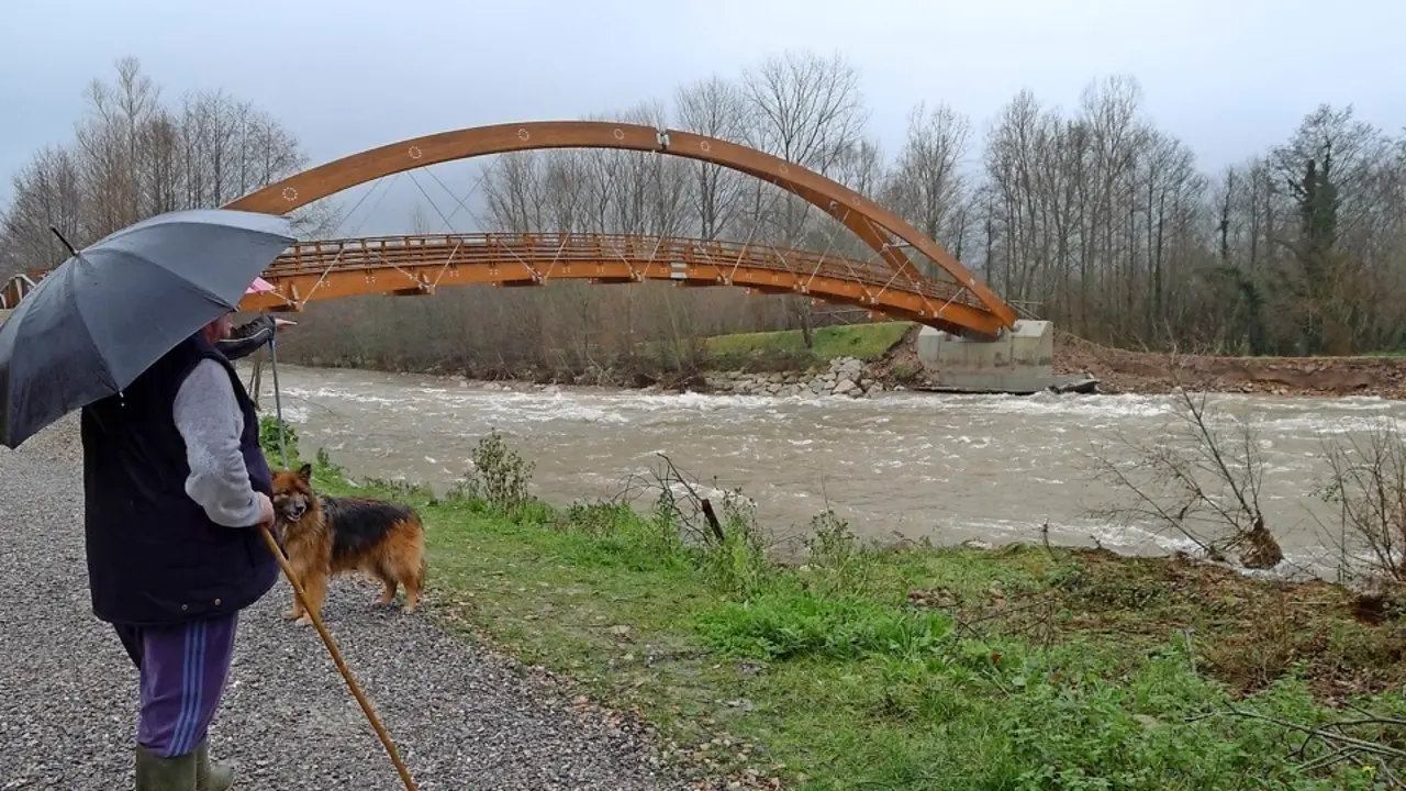 Pasarela sobre el cauce del r&iacute;o Saja. / Saja