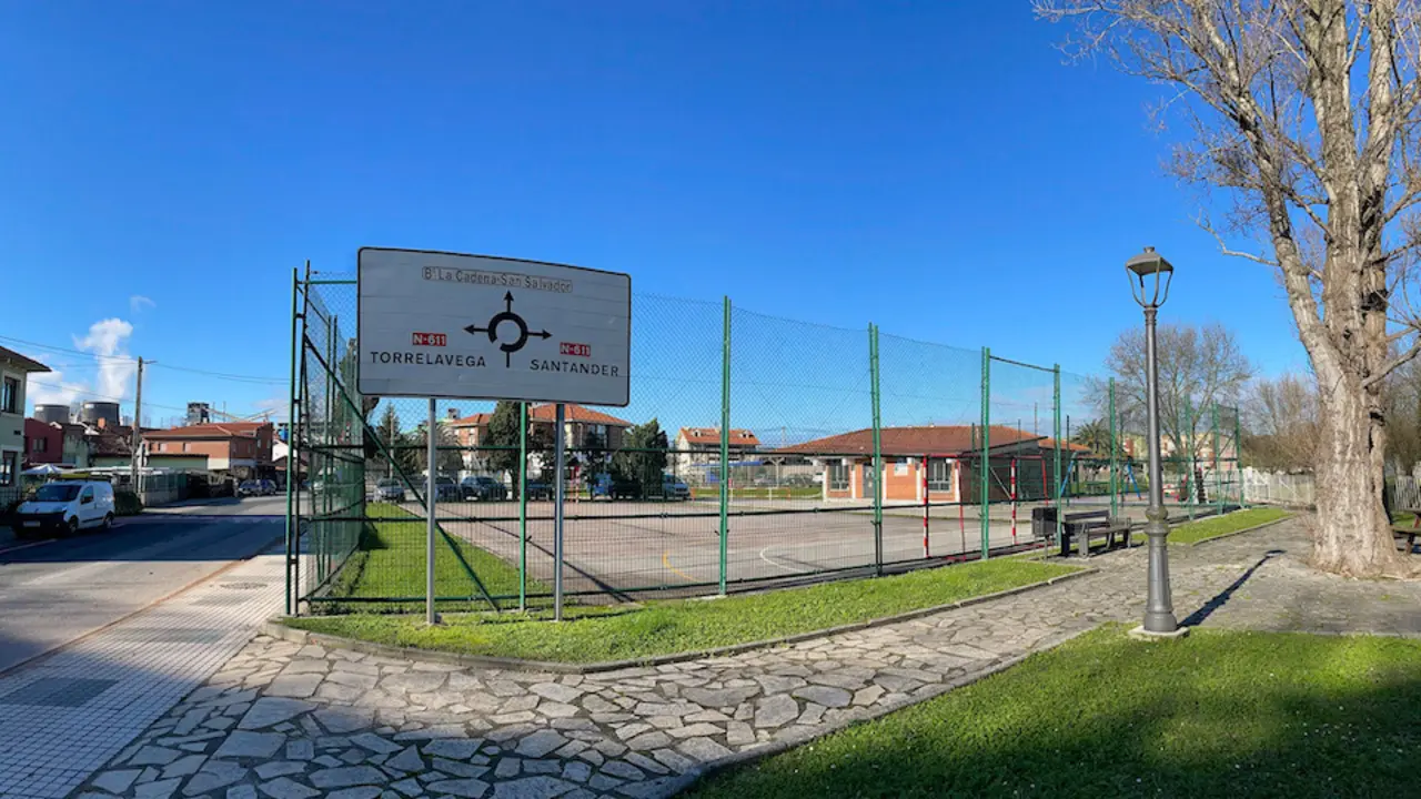 El solar municipal que ocupan en la actualidad la pista deportiva de Rinconeda.