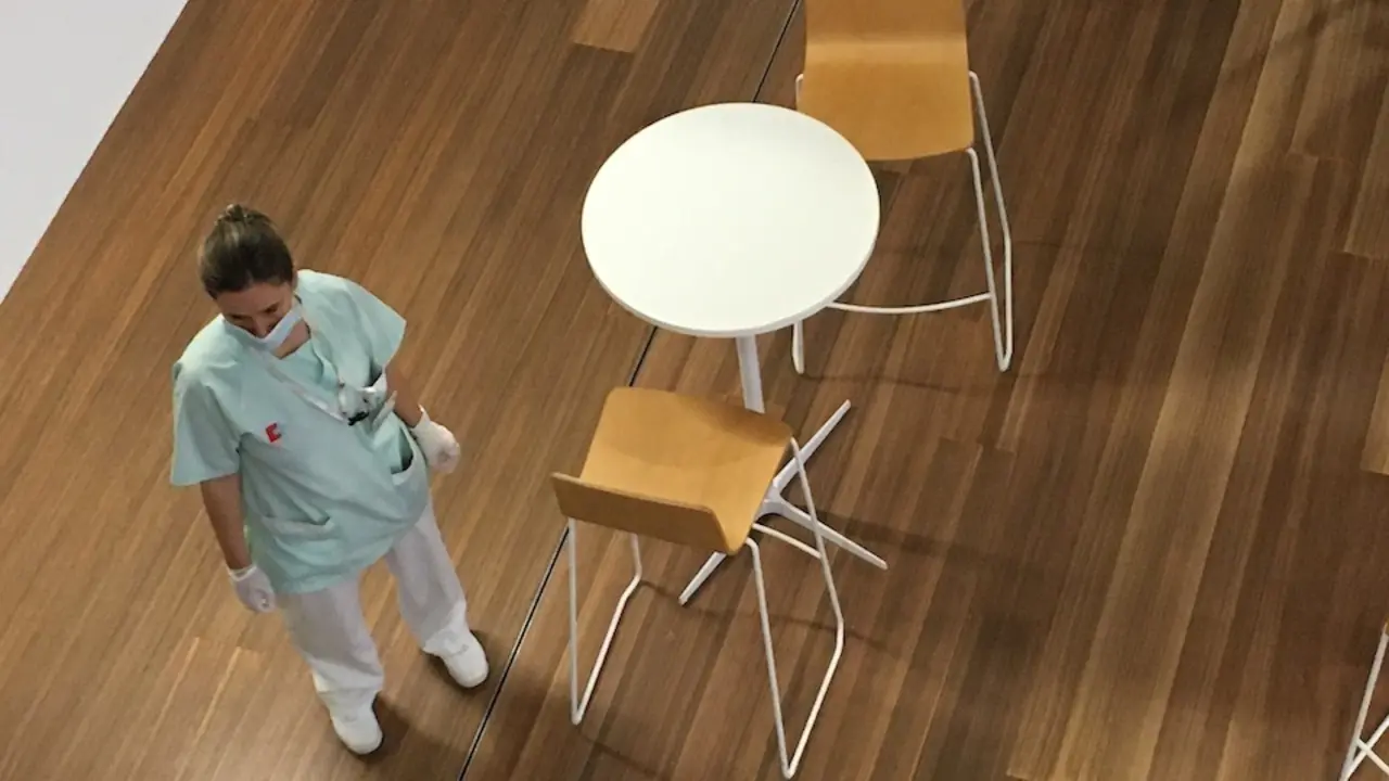 Una enfermera en la zona de descanso del Hospital Marqu&eacute;s de Valdecilla.