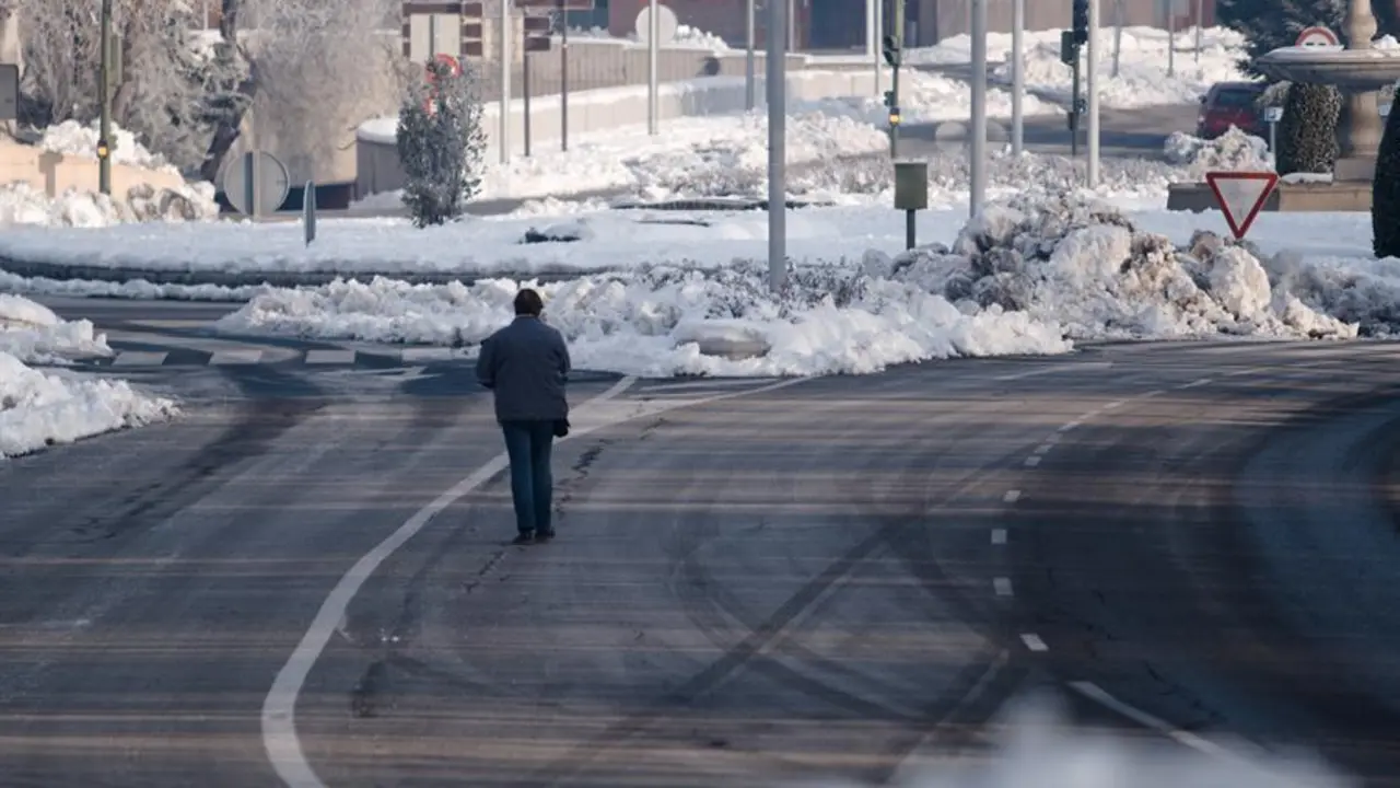 Un hombre camina entre la nieve este jueves por la ciudad de Toledo. EFE/ &Aacute;ngeles Visd&oacute;mine