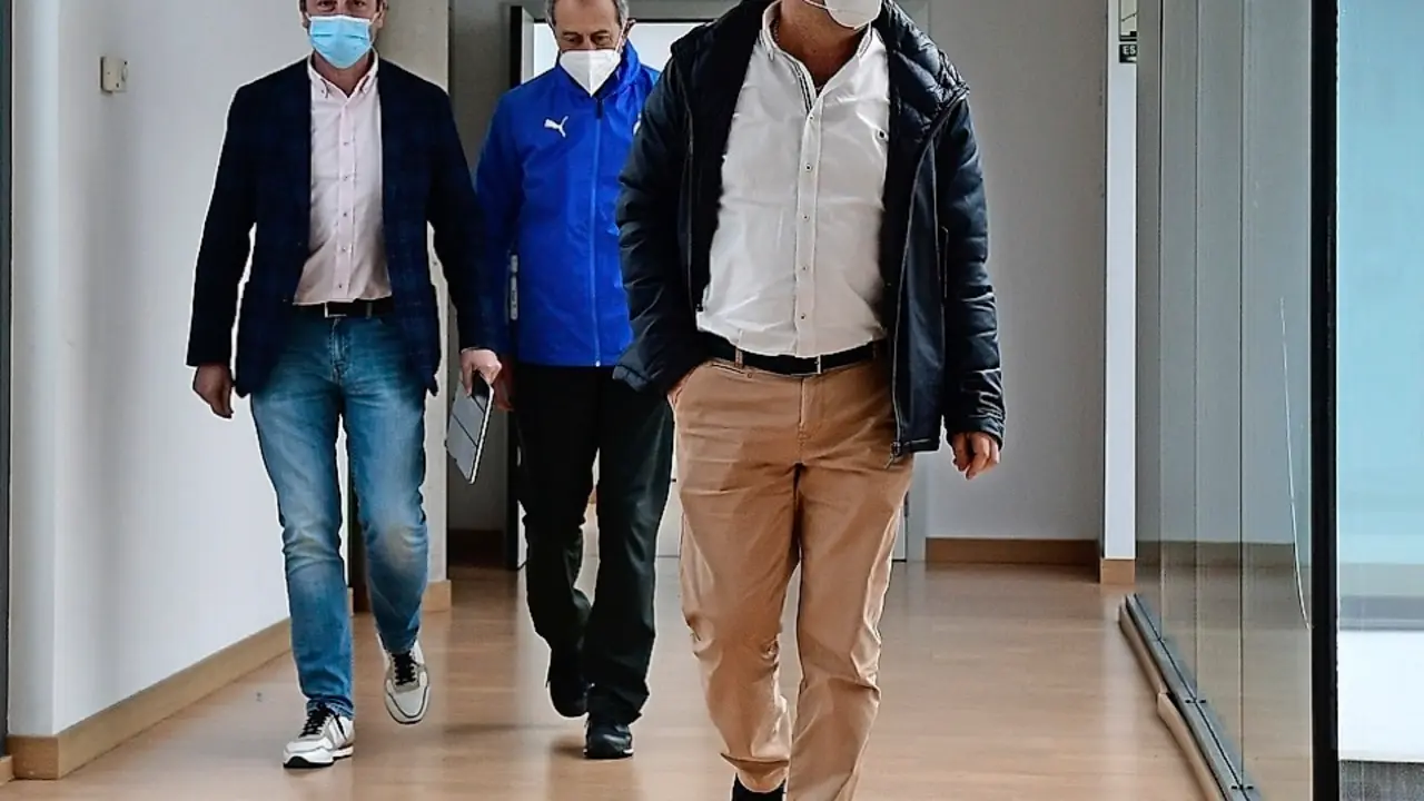 Pedro Ortiz, acompa&ntilde;ando a su socio Alfredo P&eacute;rez y a Jos&eacute; Mar&iacute;a Amorrortu camino de la rueda de prensa de estos dos &uacute;ltimos. / Hardy