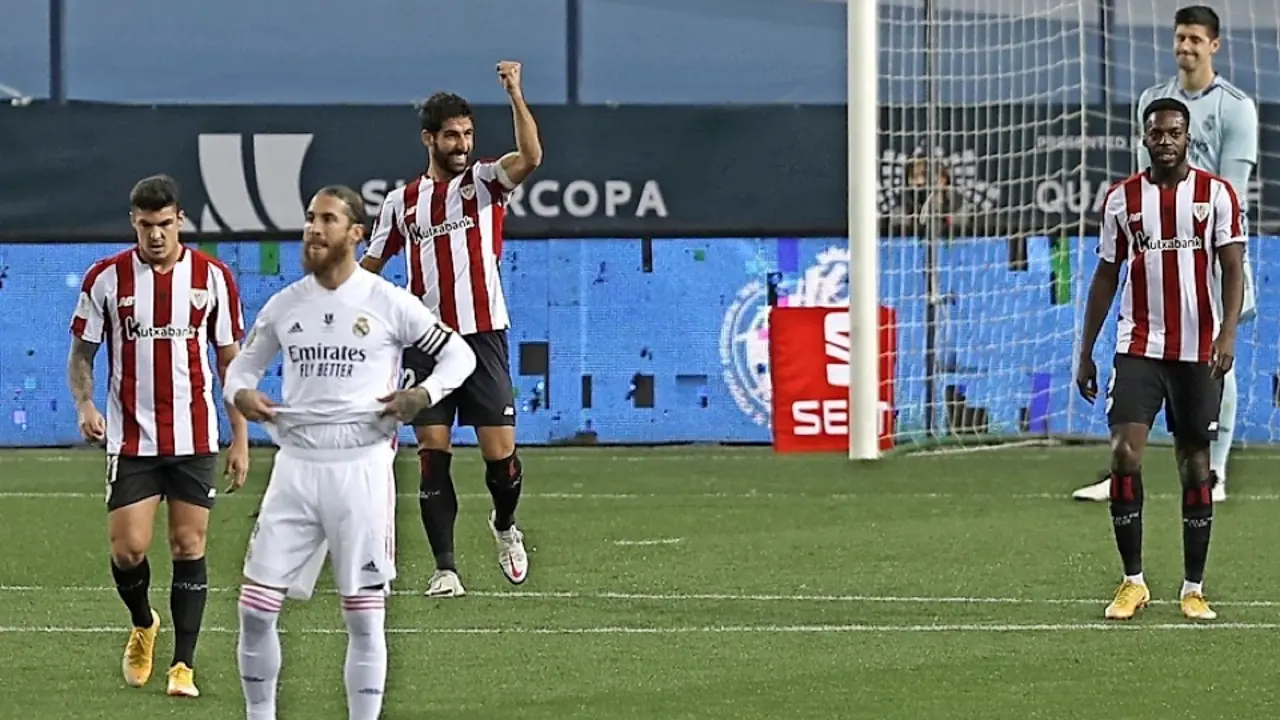GRAF888. M&Aacute;LAGA, 14/01/2021.- El delantero del Athletic Club Ra&uacute;l Garc&iacute;a (3i) celebra su gol, primero del equipo ante el Real Madrid, durante la segunda semifinal de la Supercopa de Espa&ntilde;a de f&uacute;tbol que se disputa hoy jueves en el estadio de la Rosaleda, en M&aacute;laga. EFE/Jorge Zapata
