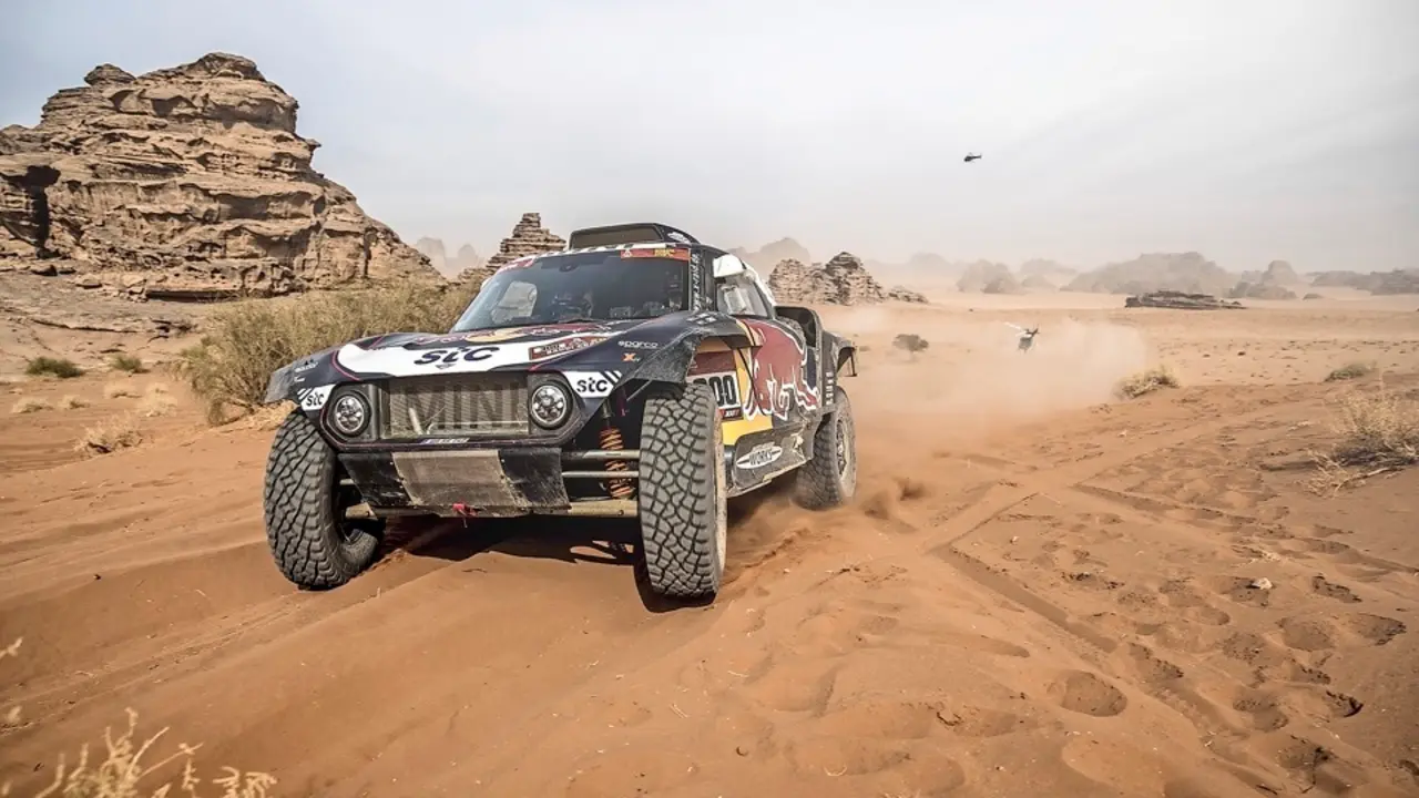 Carlos Sainz en acci&oacute;n durante la etapa de ayer del Rally Dakar. / EFE