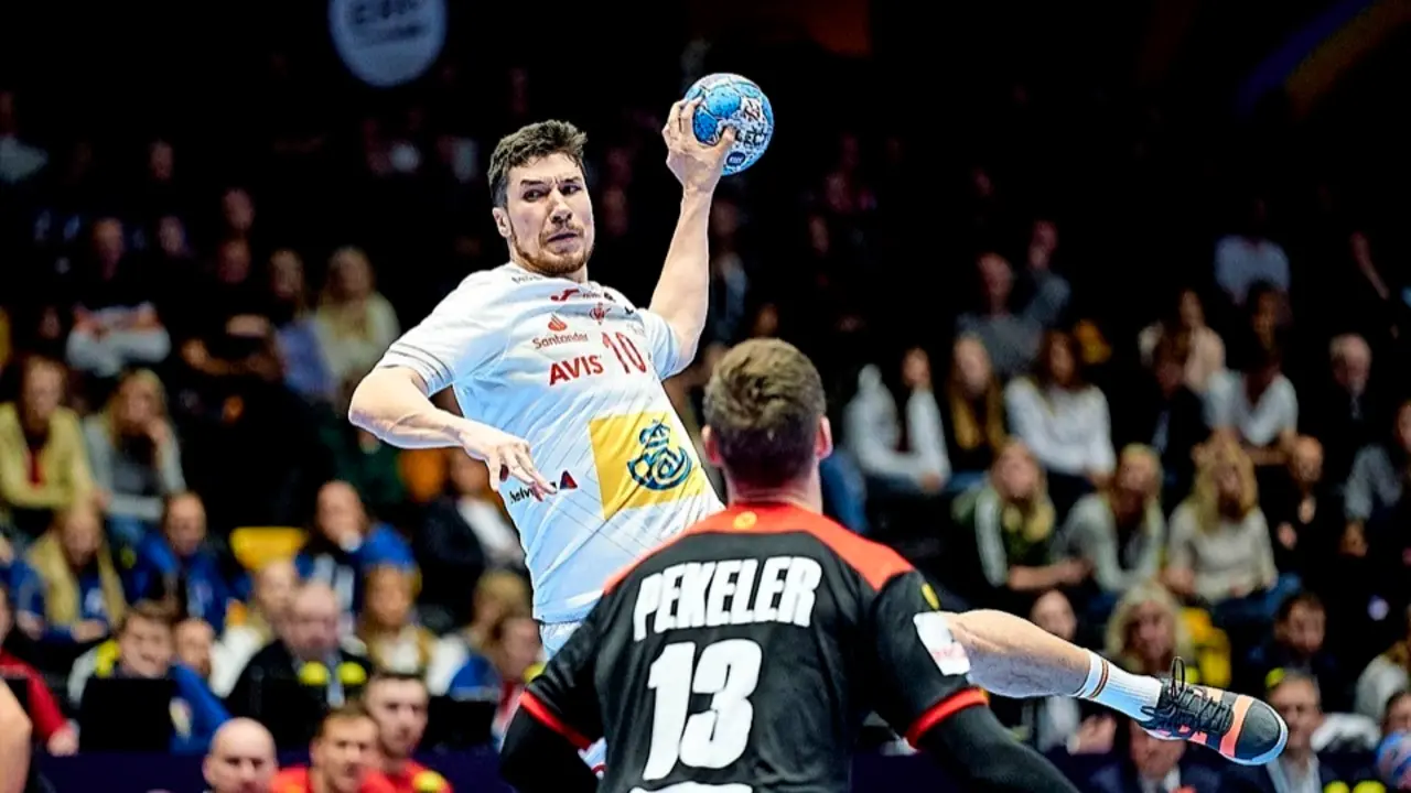 Trondheim (Noruega), 11/01/2020.- Alex Dujshebaev Dovichebaeva de Espa&ntilde;a en acci&oacute;n durante el partido de la ronda preliminar entre Espa&ntilde;a y Alemania en el Campeonato Europeo de Balonmano Masculino de la EHF en Trondheim, Noruega, el 11 de enero de 2020. E (Balonmano, Alemania, Noruega, Espa&ntilde;a) EFE/EPA/OLE MARTIN WOLD NORWAY OUT