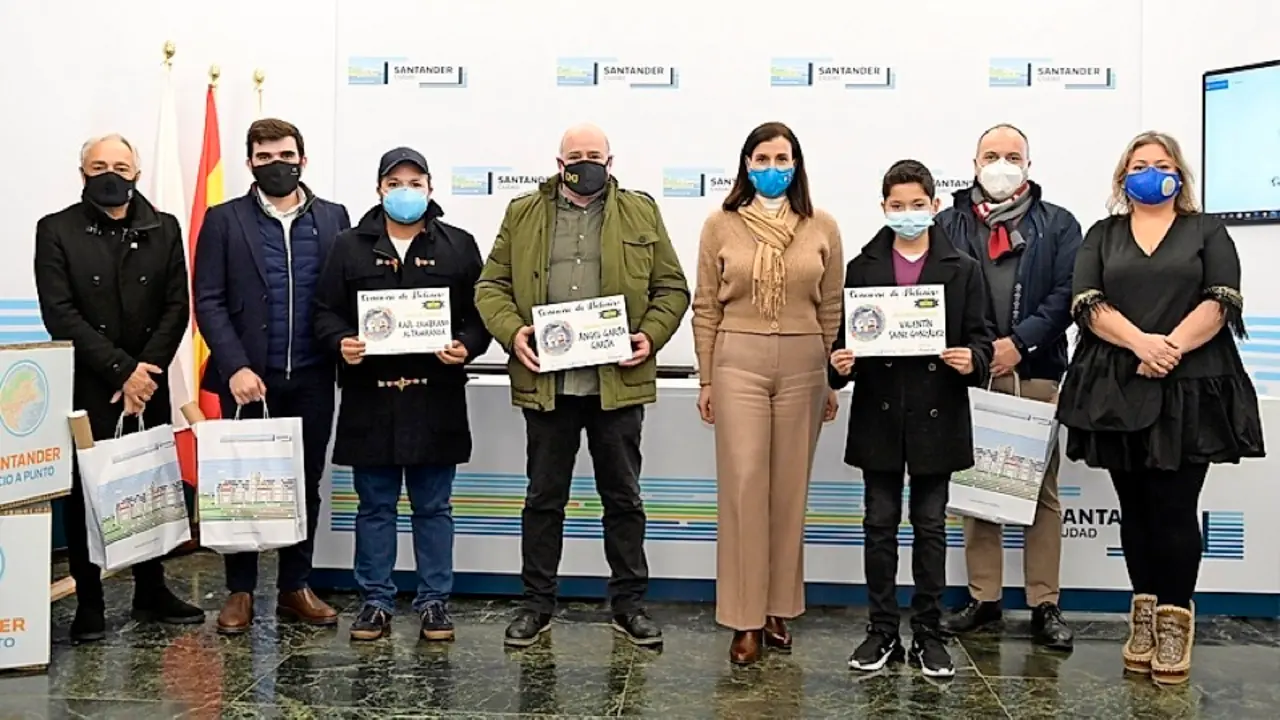 Gema Igual y Lorena Guti&eacute;rrez con los ganadores del certamen. / ALERTA