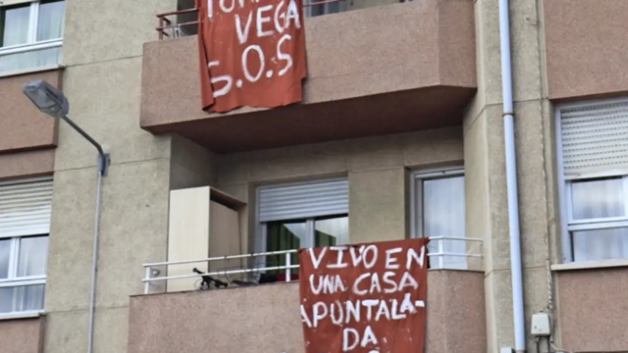 Pancartas desplegadas por los vecinos. / ALERTA
