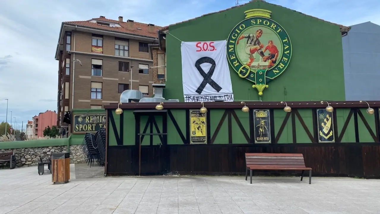 Vista de un cartel colgado en el establecimiento Remigio Spot Tabern.