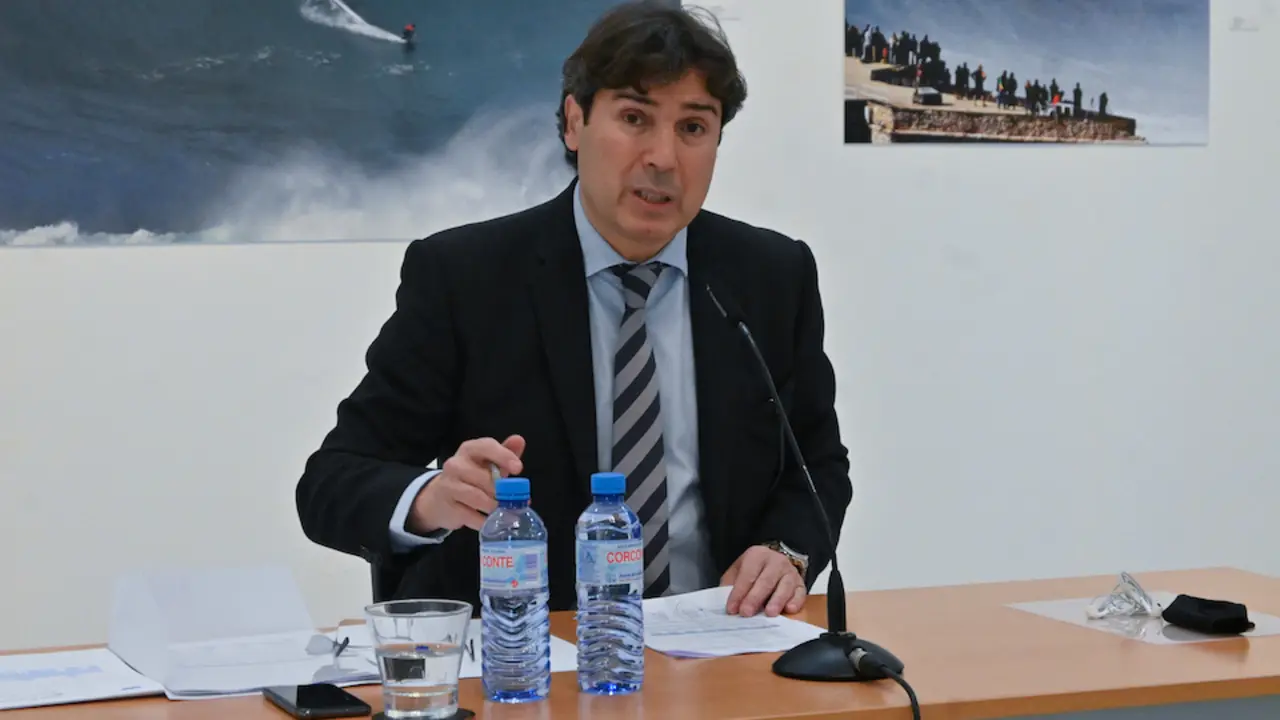 El presidente de la Autoridad Portuaria de Santander, Jaime Gonz&aacute;lez, durante la rueda de prensa de su renuncia. / Hardy