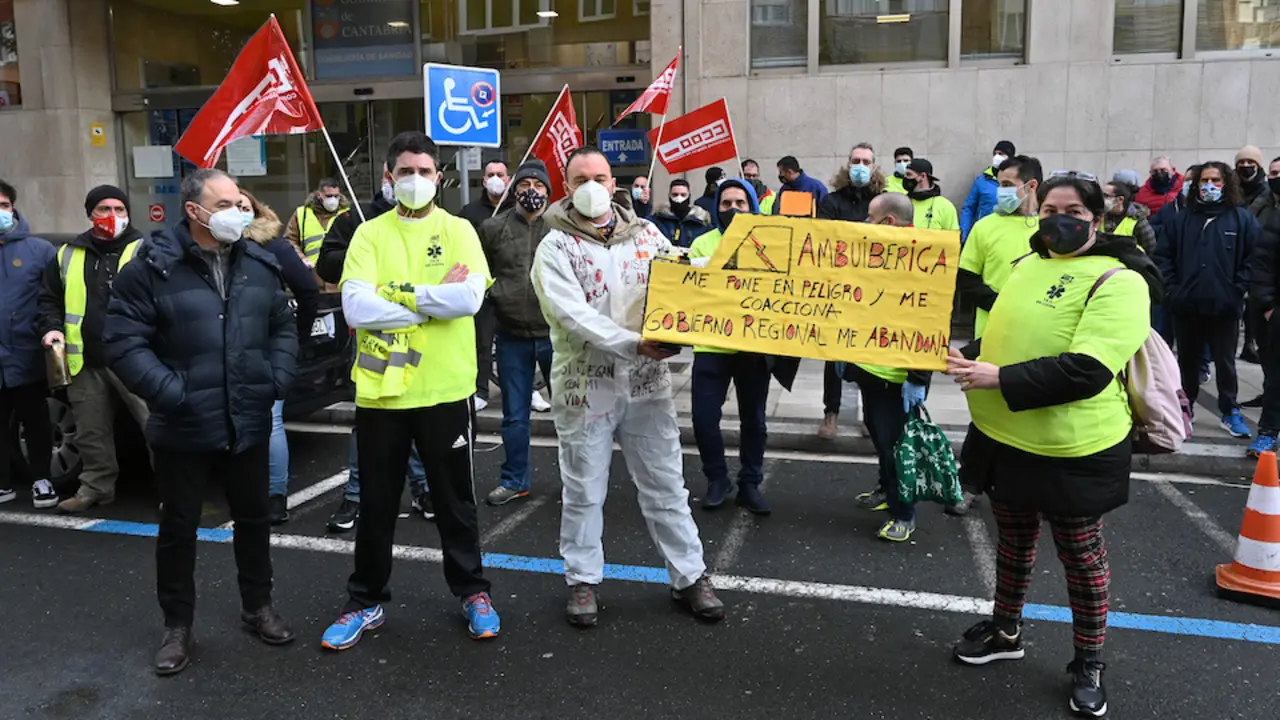 El personal de Ambuib&eacute;rica durante la manifestaci&oacute;n de hoy en Santander. / HARDY