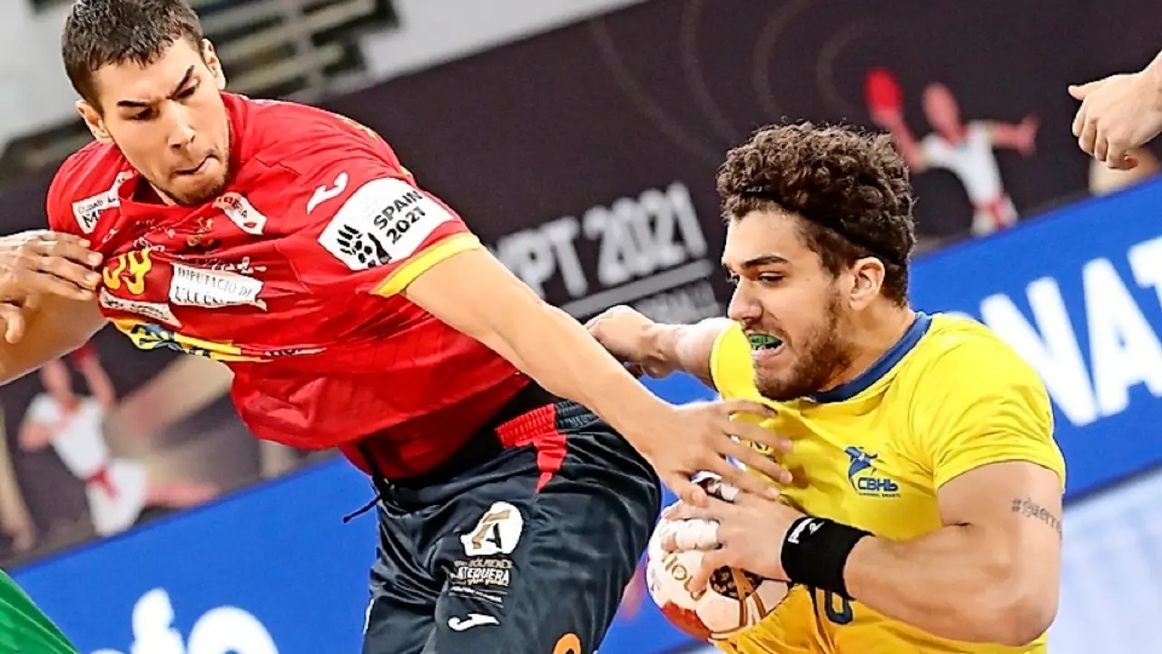 Dani Dujshebaev trata de frenar a Jose Toledo. / EFE
