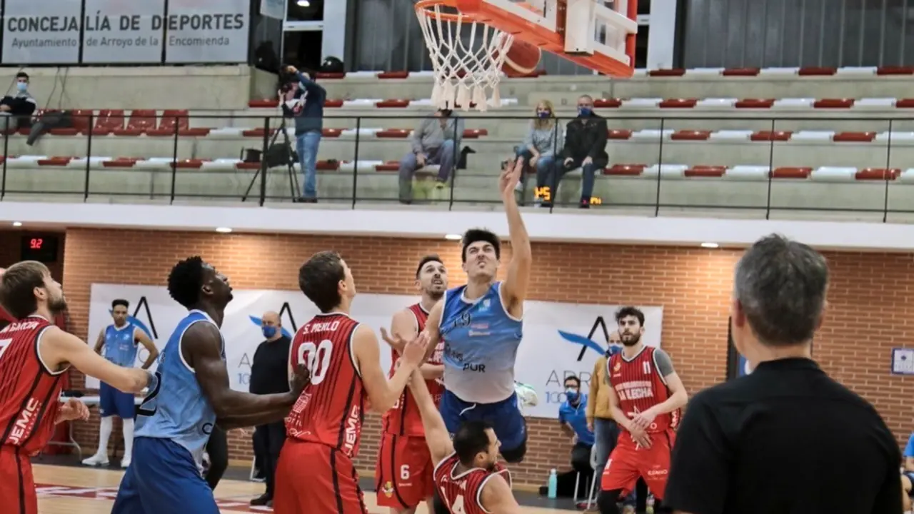 Jaime Rodr&iacute;guez entrando a canasta en el &uacute;ltimo partido de 2020 frente al CB La Flecha. / Sergio Cocho
