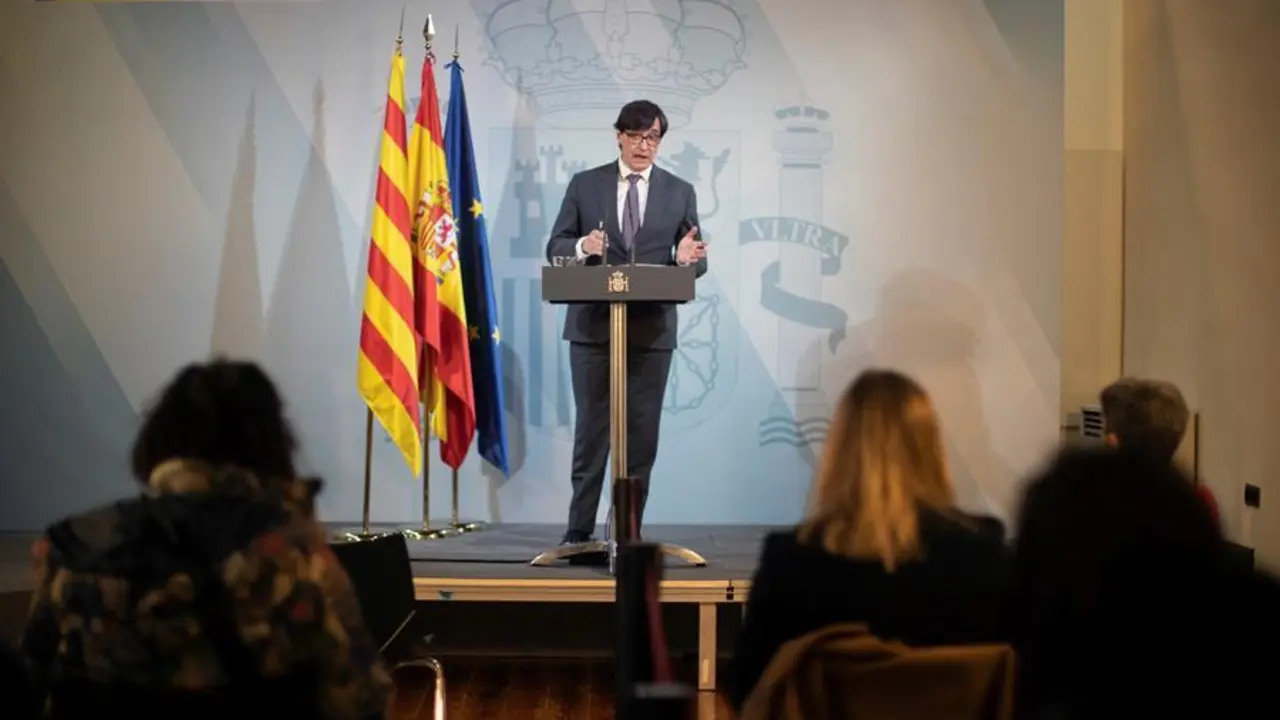 El ministro de Sanidad, Salvador Illa, analiza la situaci&oacute;n epidemiol&oacute;gica en Espa&ntilde;a este s&aacute;bado durante una rueda de prensa convocada en la Delegaci&oacute;n del Gobierno en Barcelona. EFE/Marta P&eacute;rez