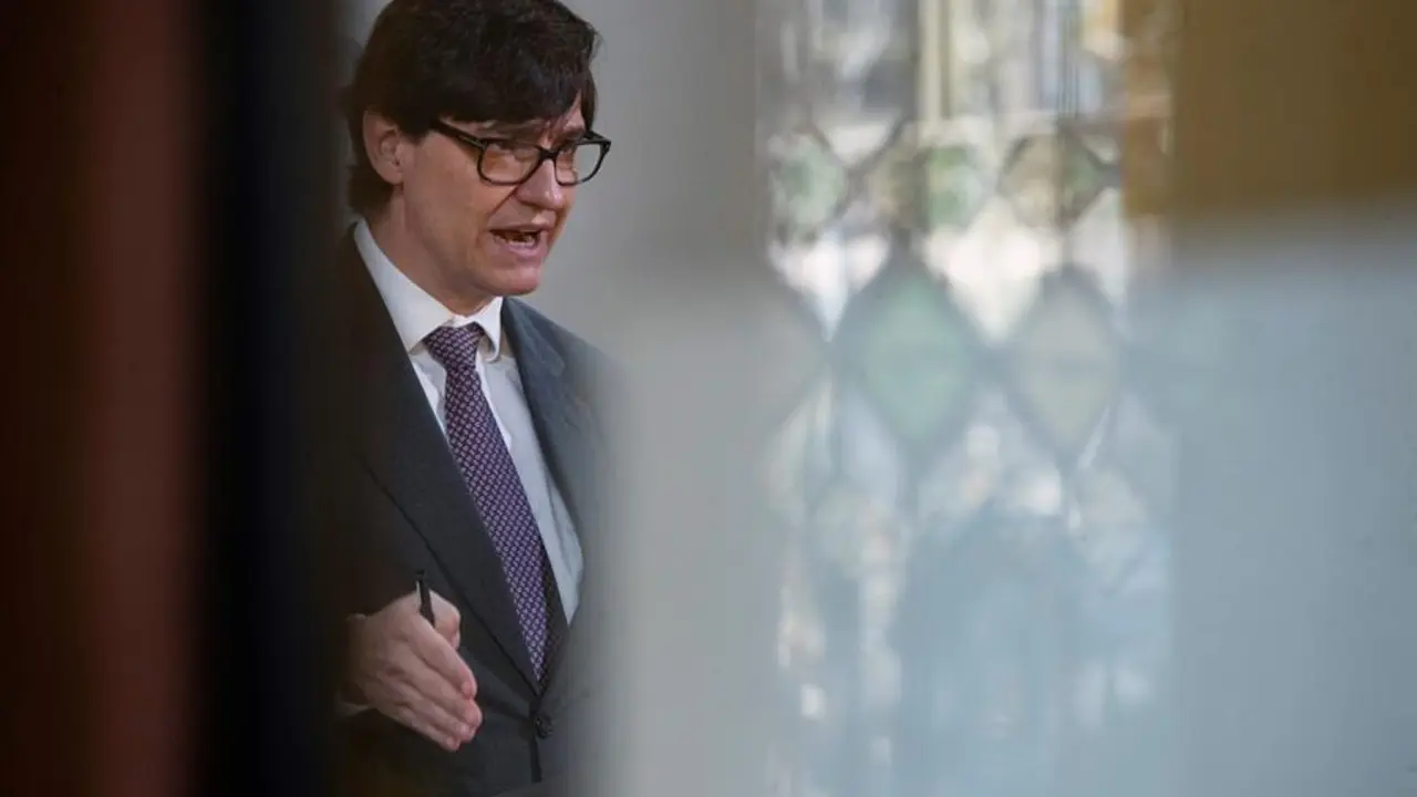 El ministro de Sanidad, Salvador Illa, analiza la situaci&oacute;n epidemiol&oacute;gica en Espa&ntilde;a durante una rueda de prensa convocada este s&aacute;bado, en la Delegaci&oacute;n del Gobierno en Barcelona. EFE/Marta P&eacute;rez