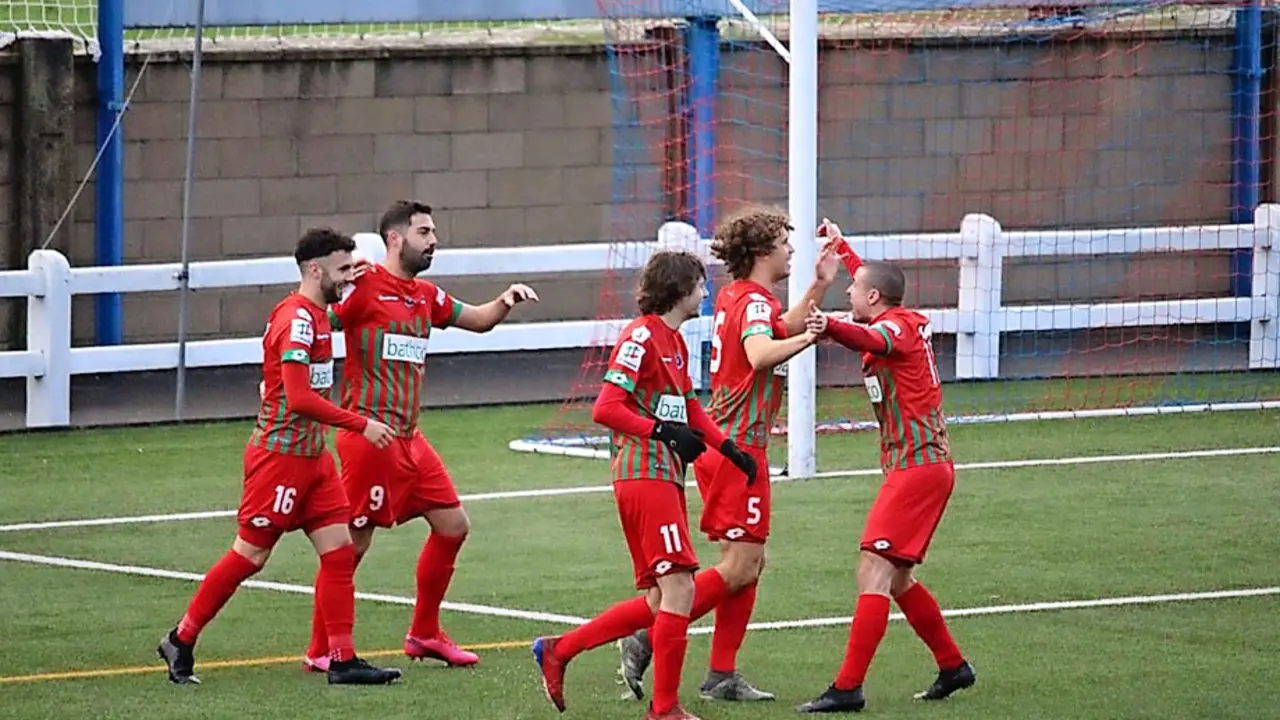 Los jugadores de la Gimn&aacute;stica, que s&iacute; jugar&aacute; hoy, celebrando un gol. / RSGT