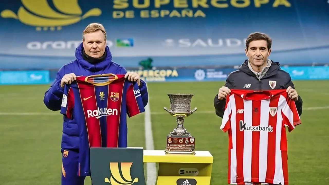 Ronald Koeman y Marcelino Garc&iacute;a Toral posaron ayer junto al trofeo en el Estadio de La Cartuja. / RFEF