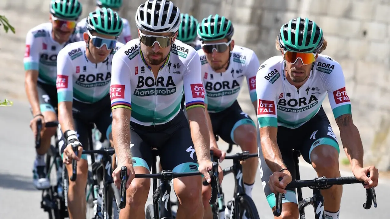 Miembros del equipo Bora-Hansgrohe, con Peter Sagan a la cabeza. / E. PRESS