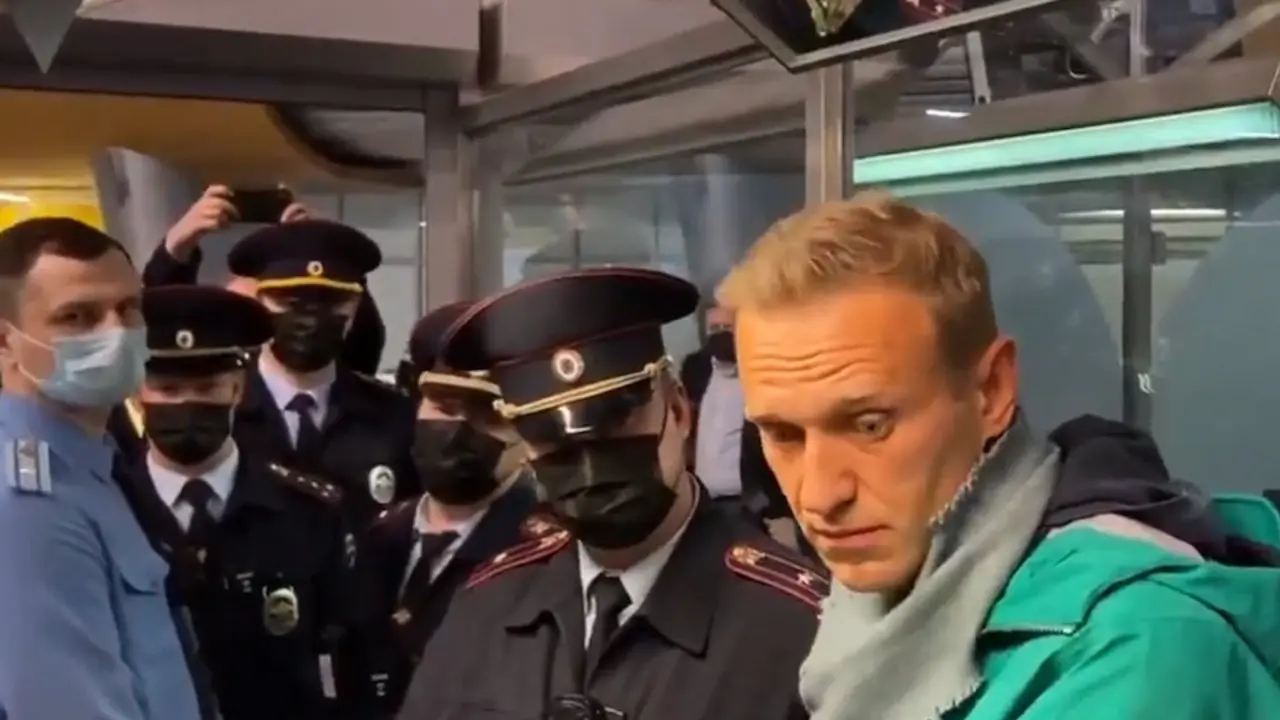 Detenci&oacute;n del activista pol&iacute;tico ruso Alexei Navalni en el aeropuerto de Mosc&uacute;. / E. PRESS